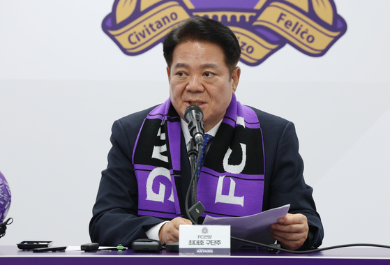 Choi Dae-ho, owner of the K League 1 football club FC Anyang and mayor of Anyang, speaks at a press conference at Anyang Stadium in Anyang, Gyeonggi on May 20. [NEWS1] 