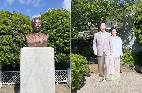Statue of former President Kim Young-sam, left, and life-sized cutouts of him and his wife inside his birthplace. [JOONGANG ILBO]