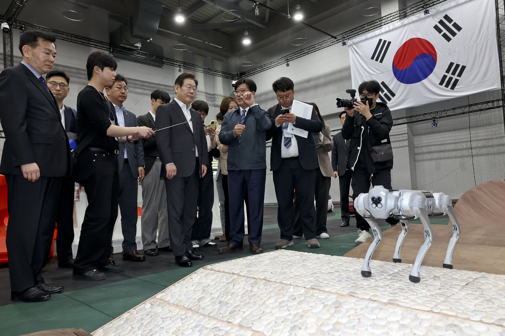 President Lee Jae-myung visits the Agency for Defense Development headquarters in Daejeon on April 17. [JOINT PRESS CORPS]