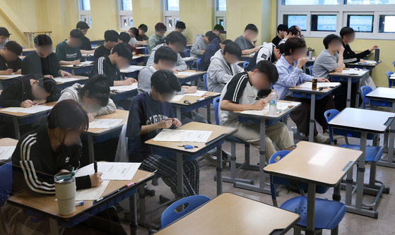 High school students take a nationwide academic test at a private cram school on June 4 in western Seoul. [JOINT PRESS CORPS]