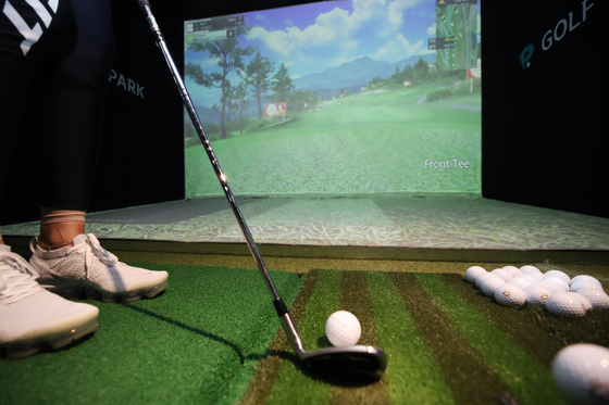 Screen golf in Seoul. [YONHAP]