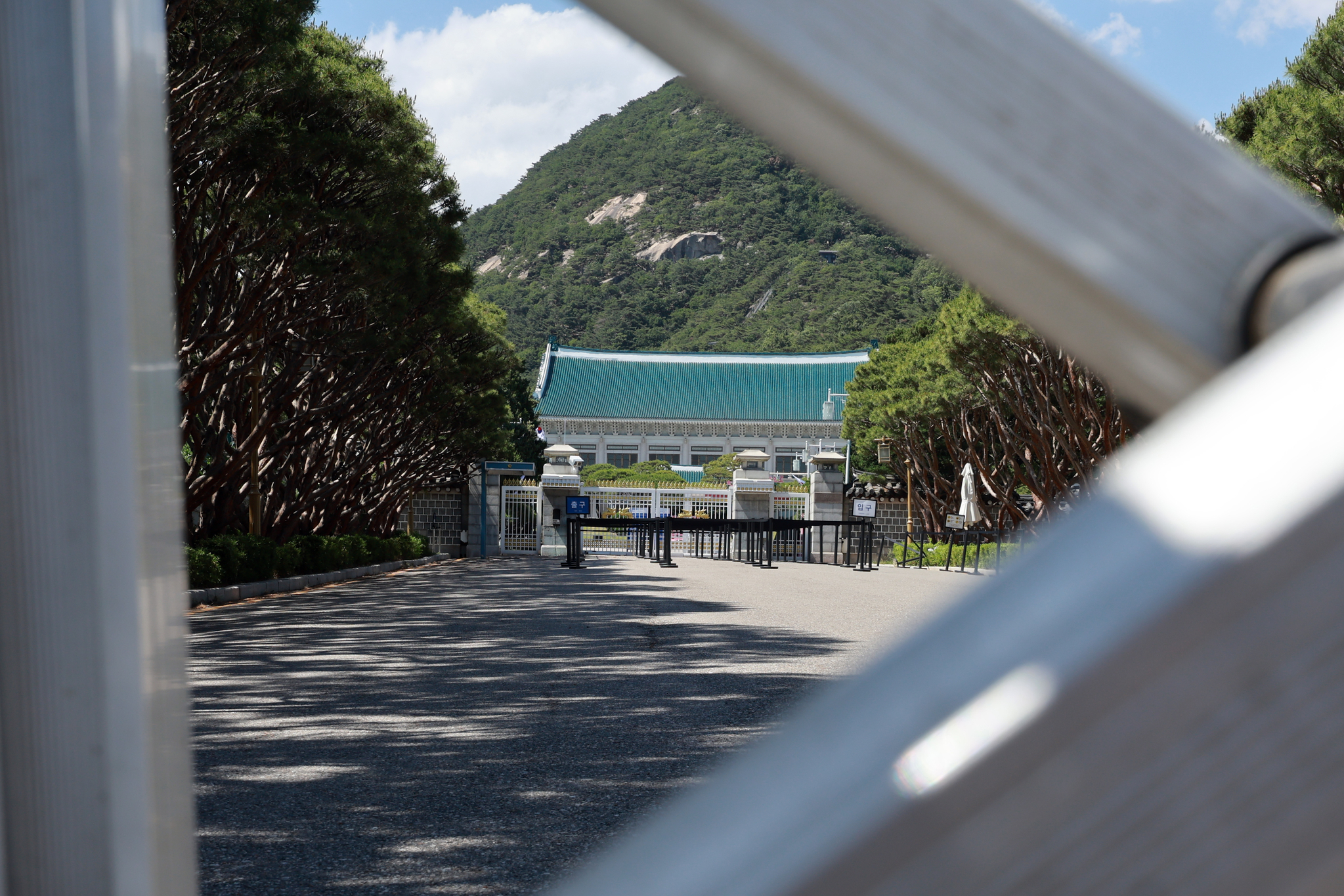 The Cheong Wa Dae building, or the Blue House, in central Seoul, is shut from visitors on June 4 afternoon. [YONHAP]