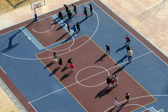 Students participate in a physical education class at an elementary school in Sejong on Dec. 1, 2020. [JOONGANG ILBO]