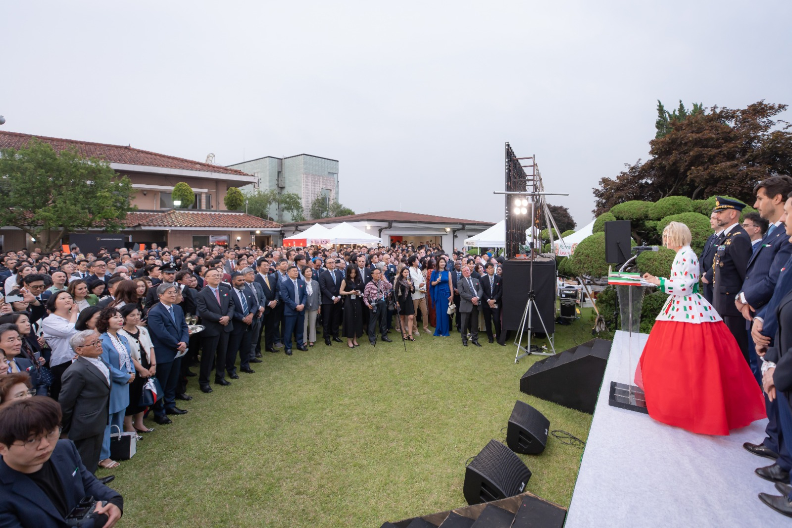 Italian Ambassador to Korea Emilia Gatto hosts a reception at her residence in Yongsan District, central Seoul, on Monday to mark the Italian Republic Day, commemorating the nation’s transition from a monarchy to democracy. [EMBASSY OF ITALY IN SEOUL]