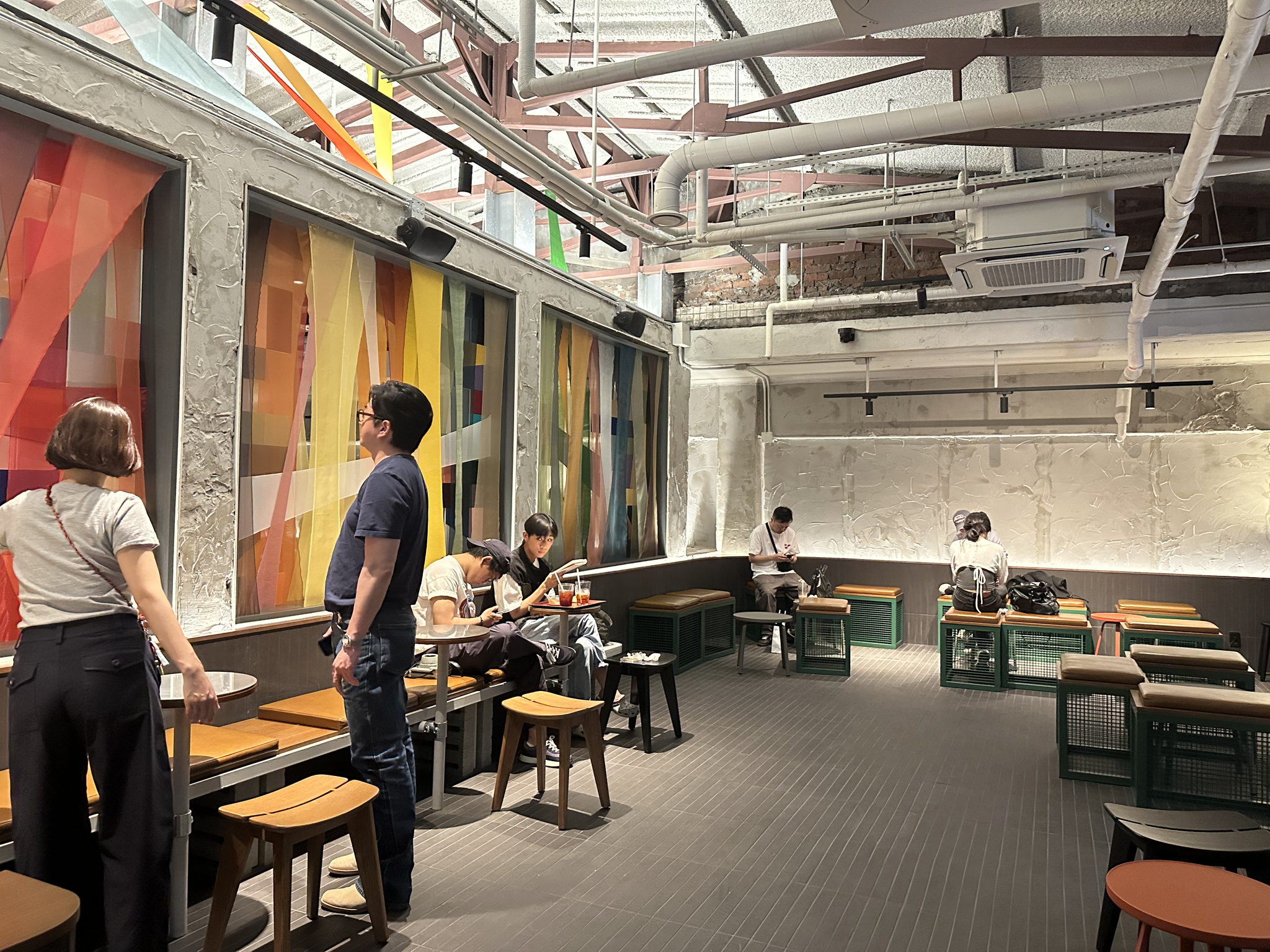 A person looks at the artwork installed at Starbucks’ Gwangjang Market branch. [WOO JI-WON]