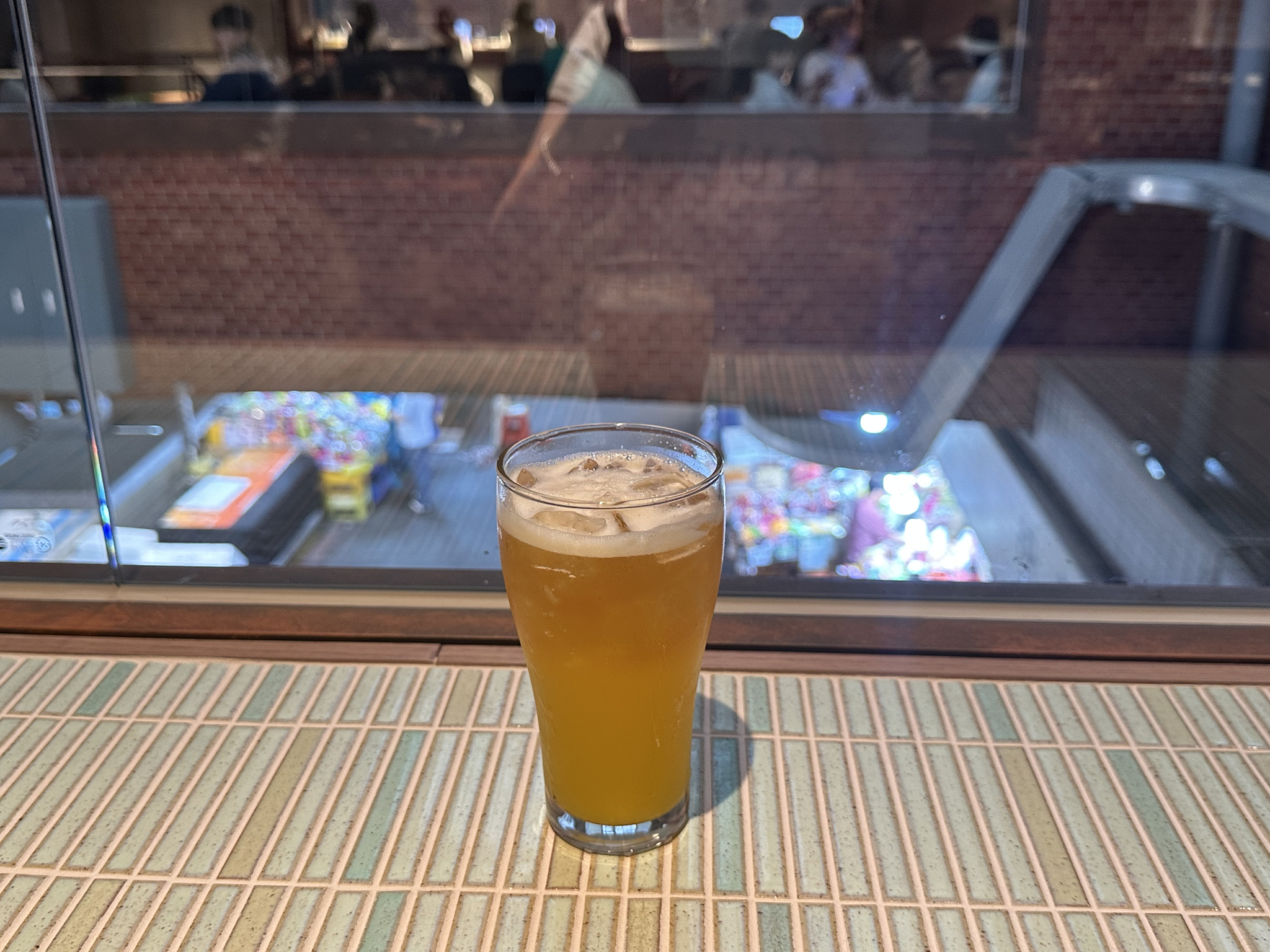 The Golden Mandarin Hop Fizzio: a fizzy, tangerine-flavored drink exclusive to Starbucks' Gwangjang Market branch [WOO JI-WON]