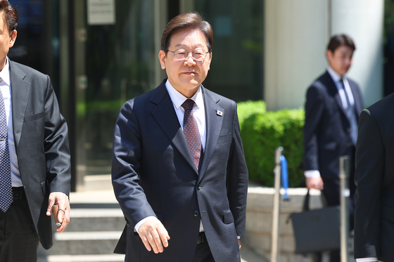 Then-Democratic Party presidential candidate Lee Jae-myung leaves the Seoul Central District Court in Seocho District, southern Seoul, after attending a hearing on his corruption case on April 29. [YONHAP] 