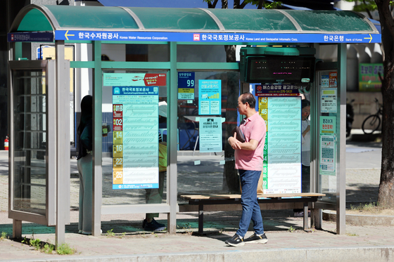 Commuters wait at a bus stop in Chipyeong-dong in Seo District, Gwangju, on June 5 as the city’s bus union launches a general strike. [YONHAP]