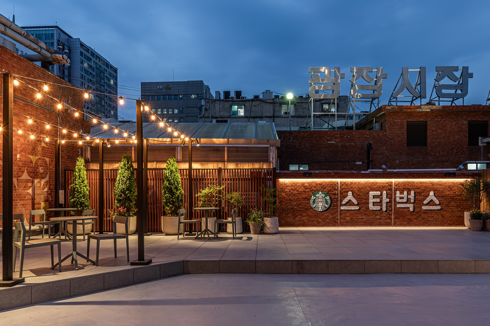 The rooftop of the Starbucks' Gwangjang Market branch [STARBUCKS]