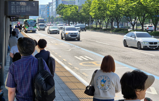 Commuters wait at a bus stop outside Gwangju's main bus terminal in Seo District on June 5, as the city's bus union begins a general strike. [JOONGANG ILBO]