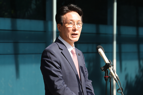 Kim Min-seok, nominee for prime minister, speaks with the press in front of a confirmation hearing preparation office that has been set up at the Financial Supervisory Service’s training center in Jongno District, central Seoul, on June 5. [JOONGANG ILBO] 