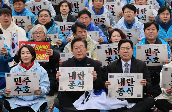 Then-Democratic Party leader Lee Jae-myung calls for the ouster of former President Yoon Suk Yeol during a rally in Jongno District, central Seoul, on March 1. [YONHAP] 