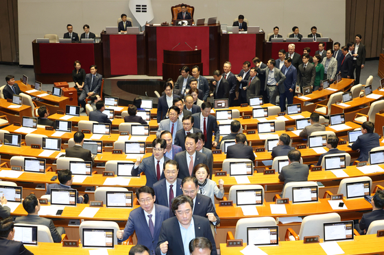 People Power Party lawmakers walk out of the main chamber of the National Assembly in Yeouido, western Seoul, on May 1, protesting National Assembly Speaker Woo Won-shik after an impeachment motion against Finance Minister Choi Sang-mok is put to a vote. [NEWS1]