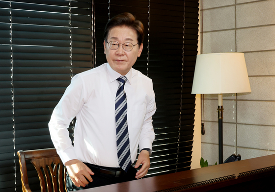 President Lee Jae-myung leaves his home in Incheon on June 4, shortly after a phone call with the chairman of the Joint Chiefs of Staff. [YONHAP]