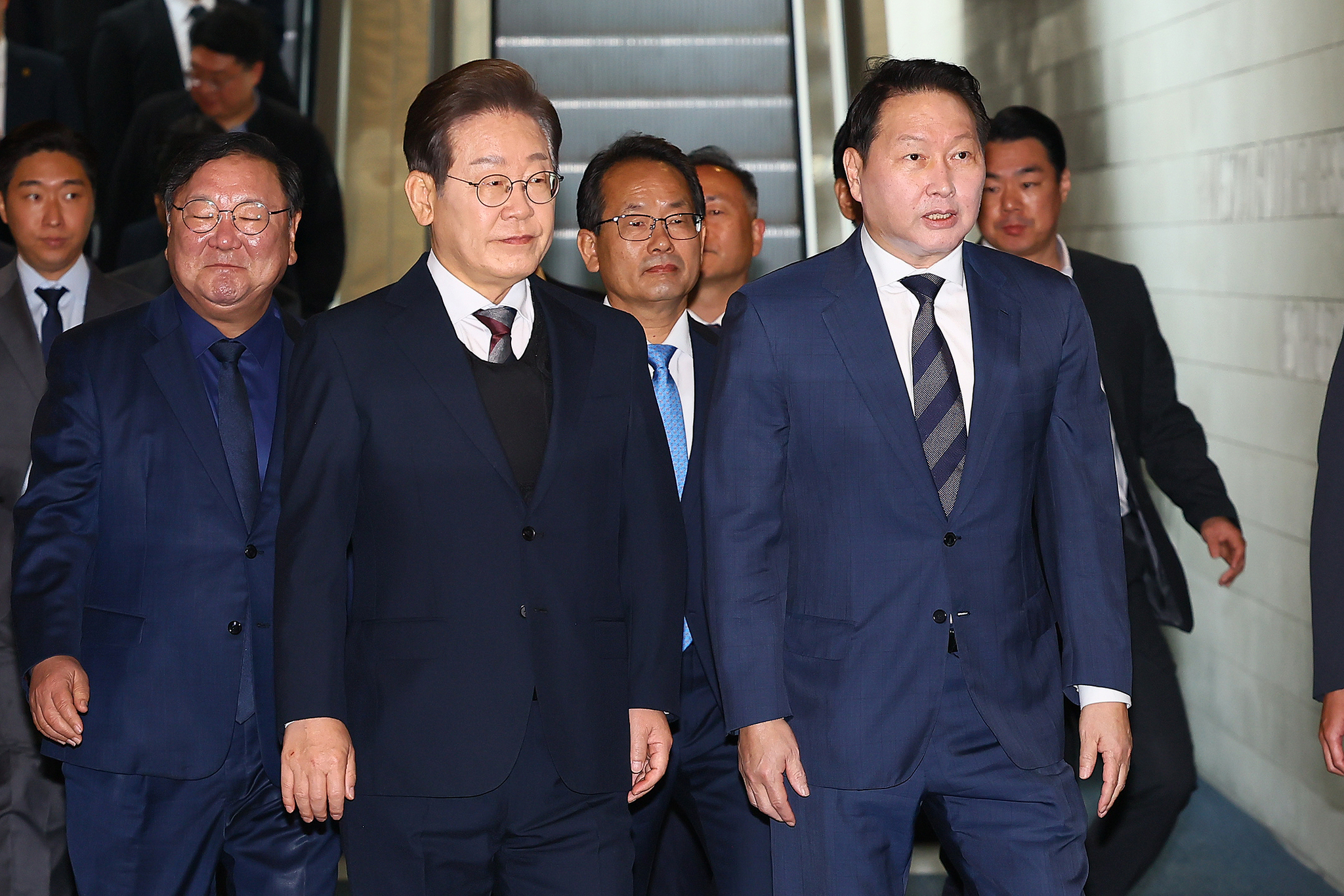President Lee Jae-myung, third from left, attends a meeting with leaders of Korea’s five major business lobbies at the Korea Chamber of Commerce and Industry in Jung District, central Seoul, on May 8. At his right is KCCI Chairman Chey Tae-won. [JOINT PRESS CORPS]