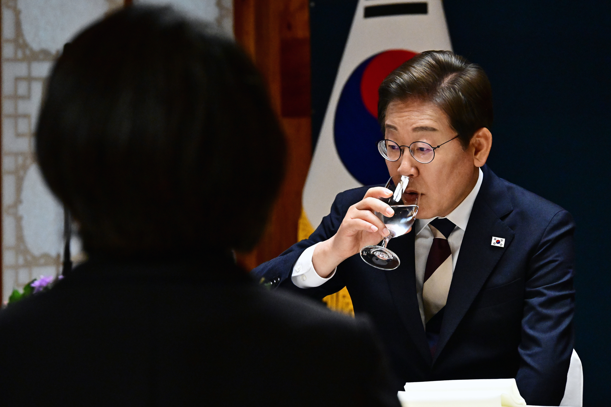 President Lee Jae-myung takes part in a luncheon with leaders of both opposition and ruling parties on June 4 at the National Assembly in western Seoul. [JOONGANG ILBO]