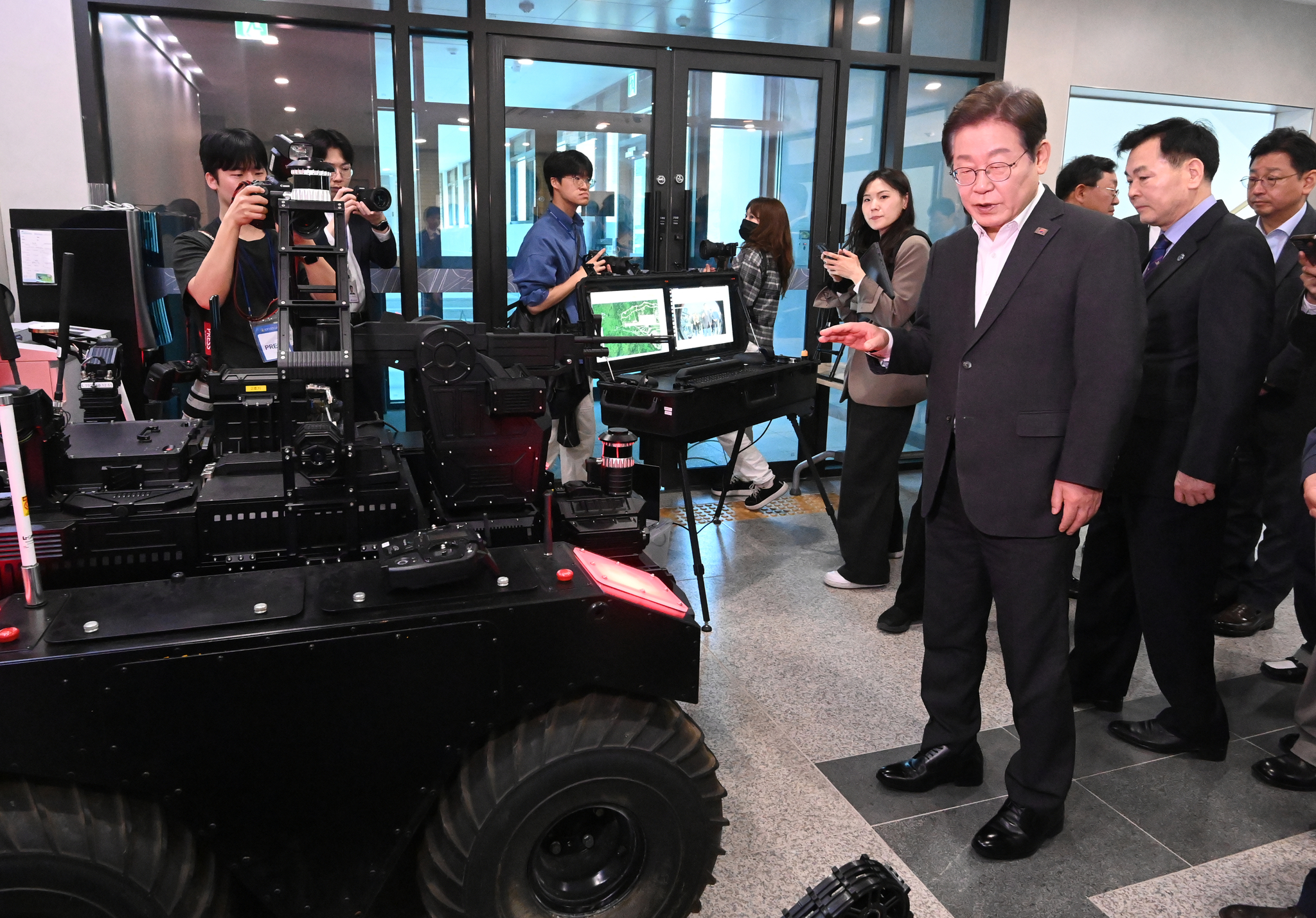 President Lee Jae-myung visits the Agency for Defense Development headquarters in Daejeon on April 17. [JOINT PRESS CORPS]