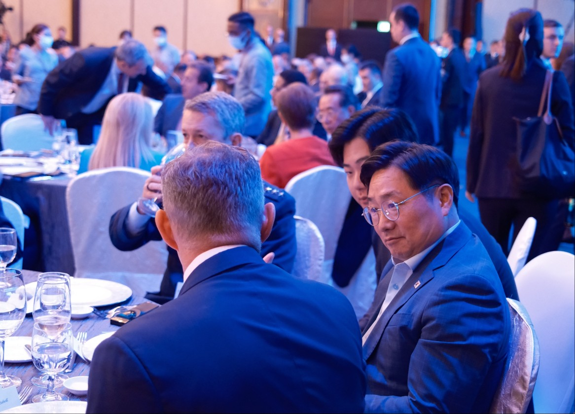 Korea's Deputy Defense Minister for Policy Cho Chang-rae, right, attends the Shangri-La Dialogue in Singapore on May 30. [YONHAP]