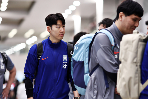 Son Heung-min, captain of the Korean men's national football team, joins his teammates upon arriving at Incheon International Airport on June 6. [YONHAP]