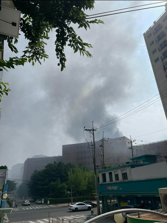 A blaze breaks out at a factory in Munrae-dong in Yeongdeungpo District, western Seoul, on June 7. [YONHAP]