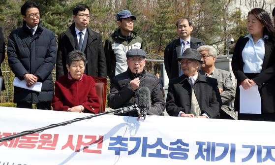 Kim Han-soo, center, a Korean victim of Japan's wartime forced labor, speaks during a press conference in southern Seoul, in this file photo taken April 4, 2018, over damages suits seeking compensation from Japanese companies. [YONHAP] 