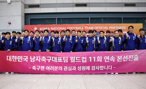 Members of the Korean men's national football team pose for group photos at Incheon International Airport on June 6, after qualifying for the 2026 FIFA World Cup with a 2-0 win over Iraq the previous night in Basra, Iraq. [YONHAP] 