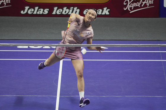 An Se-young competes in the women's singles final at the Indonesia Open against Wang Zhiyi at Istora Stadium in Jakarta, Indonesia, on June 8. [AP/YONHAP] 