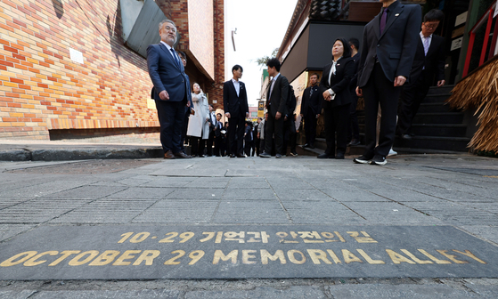 Officials investigating the Oct. 29, 2022 Itaewon crowd crush inspect roads near the Hamilton Hotel in Itaewon, Yongsan District, on April 28. [NEWS1]