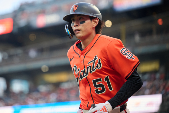 San Francisco Giants outfielder Lee Jung-hoo runs to the dugout during an MLB game against the Atlanta Braves at Oracle Park in San Francisco on June 6. [REUTERS/YONHAP] 