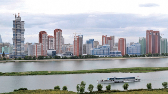 High-rise apartment buildings on Mirae Scientists Street along the Taedong River in Pyongyang [JOONGANG ILBO]