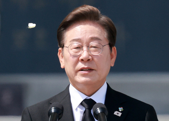 President Lee Jae-myung speaks during a memorial service at the National Cemetery in Dongjak District, southern Seoul, on June 6. [JOINT PRESS CORPS] 