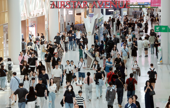 The duty-free shops at Terminal 1 of Incheon International Airport in Incheon are crowded with tourists on June 6. [NEWS1]