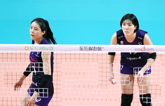 Lee Da-yeong, left, and Lee Jae-yeong during a Heungkuk Life Insurance Pink Spiders V League match in October 2020 [YONHAP]