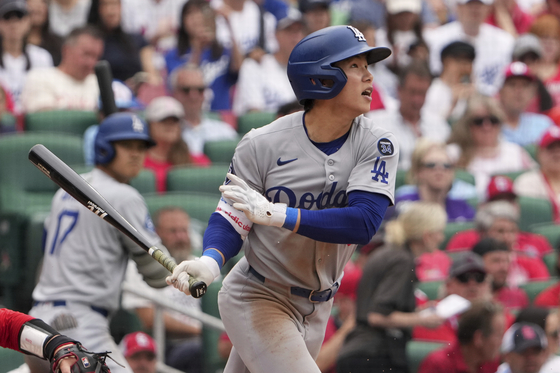 Los Angeles Dodgers infielder Kim Hye-seong singles during the seventh inning of an MLB game against the St. Louis Cardinals in St. Louis on June 7. [AP/YONHAP] 