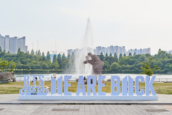 The slogan "We Are Back" is displayed at Ilsan Lake Park in Goyang, Gyeonggi, as part of the 2025 BTS Festa. [BIGHIT MUSIC]
