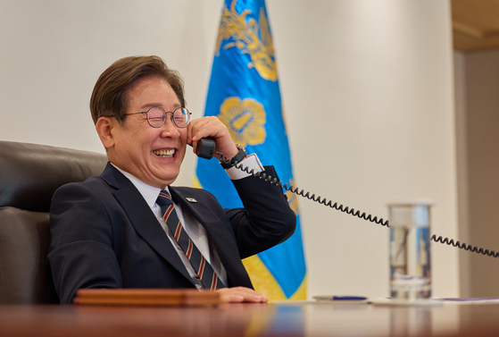 President Lee Jae-myung speaks to Japanese Prime Minister Shigeru Ishiba in a phone call on June 9 at the presidential office in Yongsan, central Seoul. [PRESIDENTIAL OFFICE]