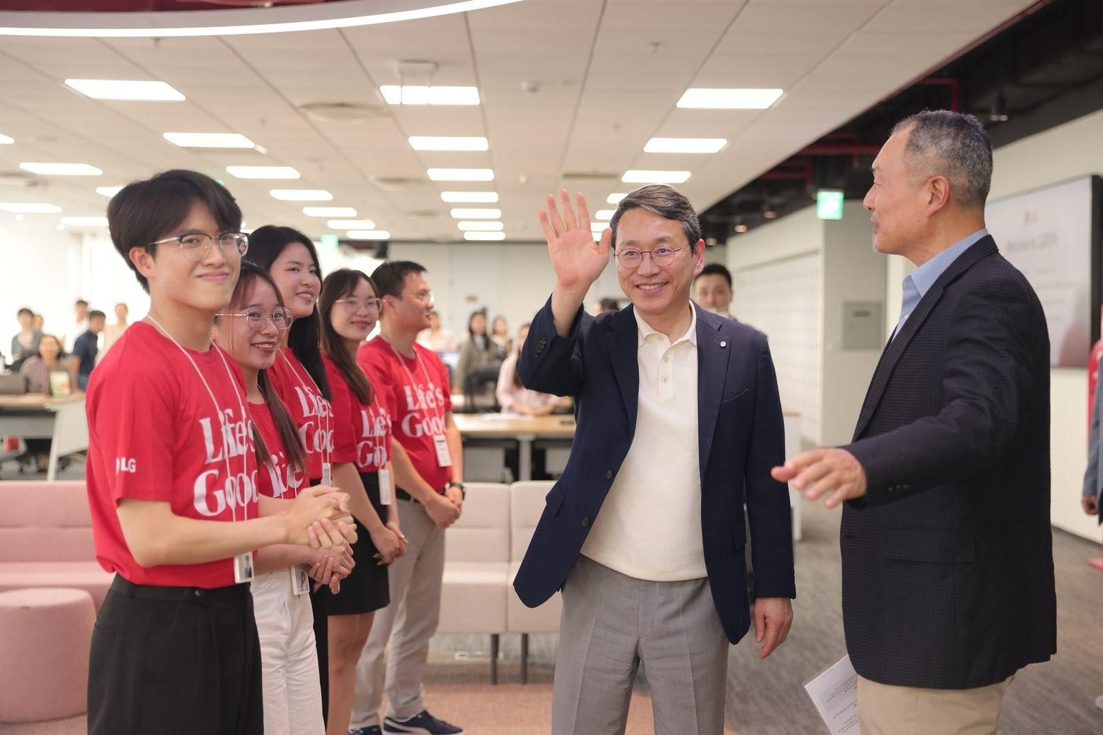 LG Electronics CEO Cho Joo-wan visits the company’s Indonesian subsidiary, accompanied by key executives during a recent overseas business trip that also included Vietnam. The photo, uploaded to Linkedin, shows Cho at the Indonesian branch. [YONHAP]