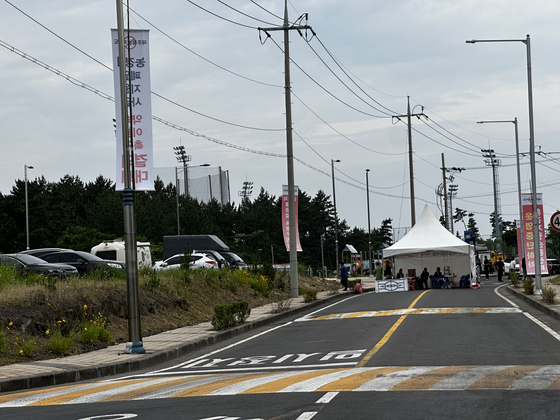 Residents block the path to the Jeju Environmental Resource Recycle Center in Dongbok-ri, Gujwa-eup, Jeju City, on June 9. [JOONGANG ILBO]