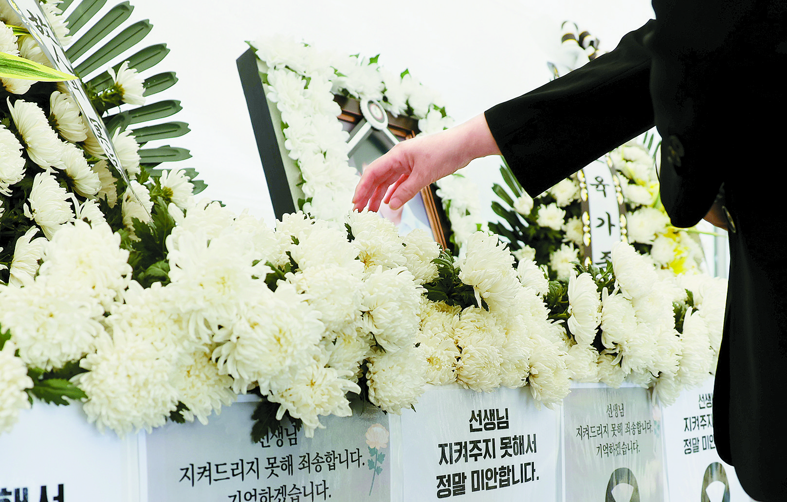 Visitors pay respects at a memorial alter for a teacher in Jeju who died after receiving continued harassment from a student's family on May 24. [YONHAP] 