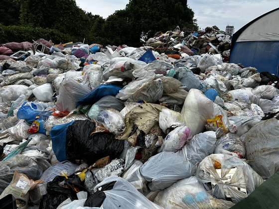 Trash piled at a processing facility in Jeju on June 9 [JOONGANG ILBO]