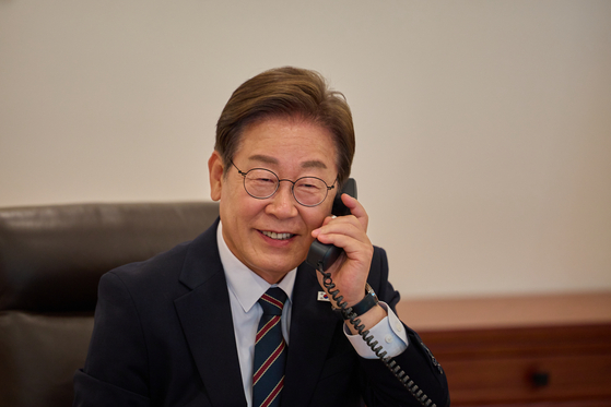 President Lee Jae-myung speaks to Japanese Prime Minister Shigeru Ishiba in a phone call on June 9 at the presidential office in Yongsan, central Seoul. [PRESIDENTIAL OFFICE]
