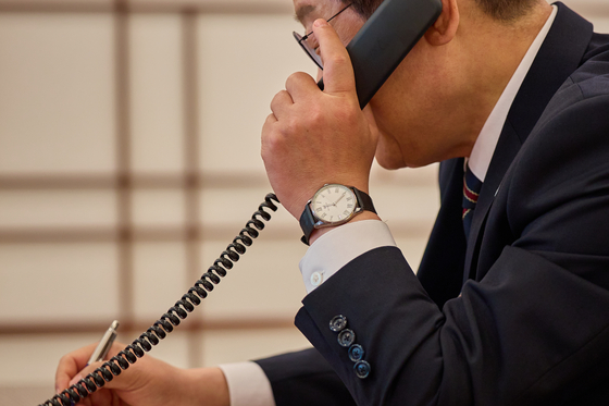 President Lee Jae-myung speaks to Japanese Prime Minister Shigeru Ishiba in a phone call on June 9 at the presidential office in Yongsan, central Seoul. [PRESIDENTIAL OFFICE]