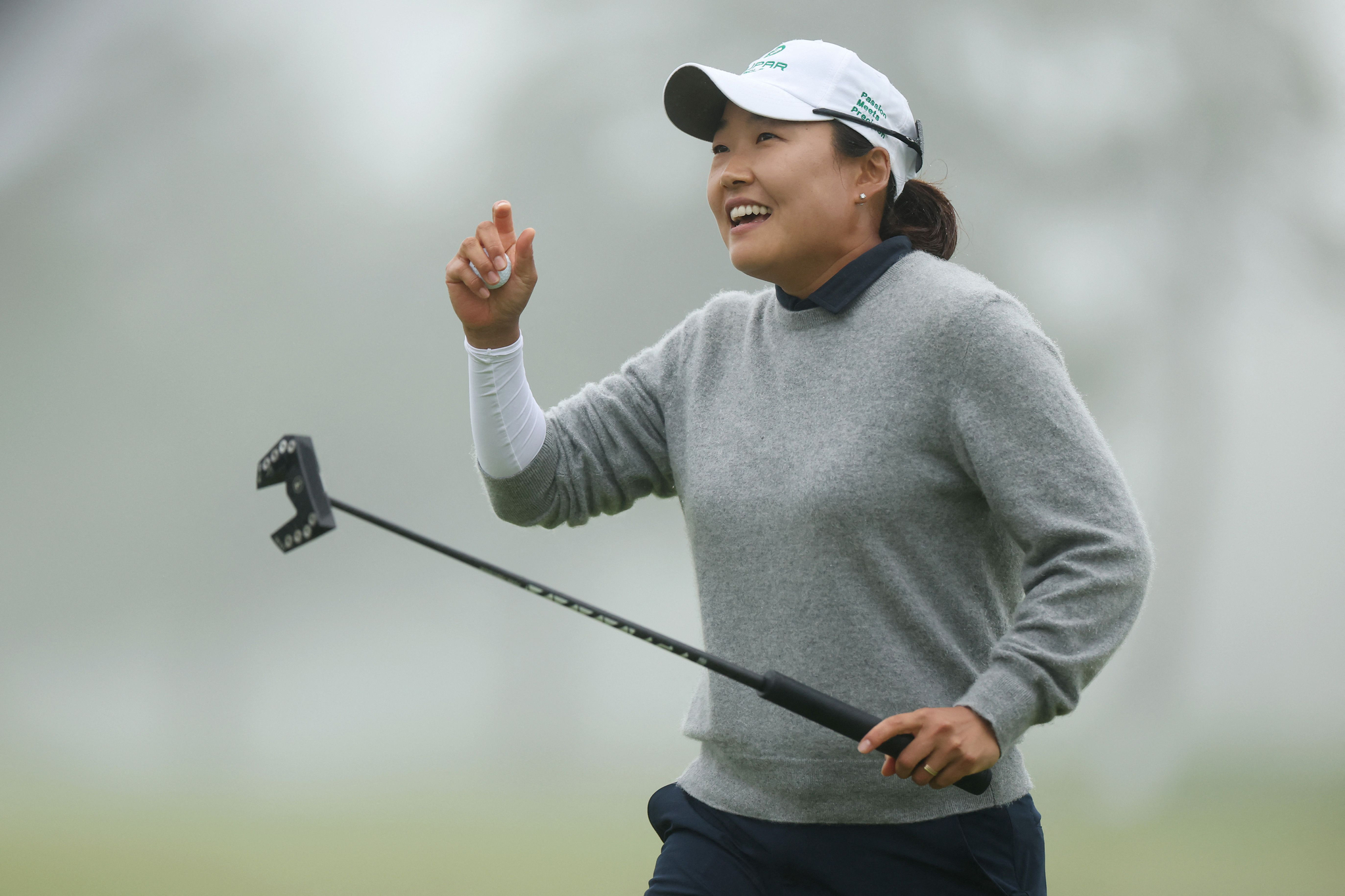 Lee Il-hee smiles as she walks on the 18th green during the final round of the ShopRite LPGA Classic at Seaview Bay Course in Galloway, New Jersey, on June 8. [AFP/YONHAP] 