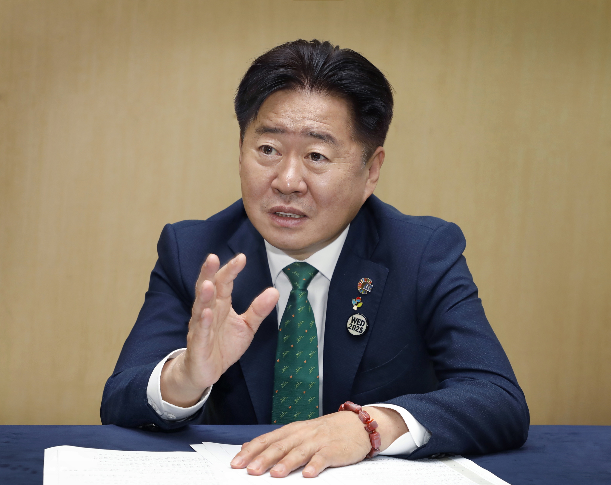 Jeju Governor Oh Young-hun talks during an interview with the Korea JoongAng Daily at International Convention Center Jeju on June 5. [PARK SANG-MOON]