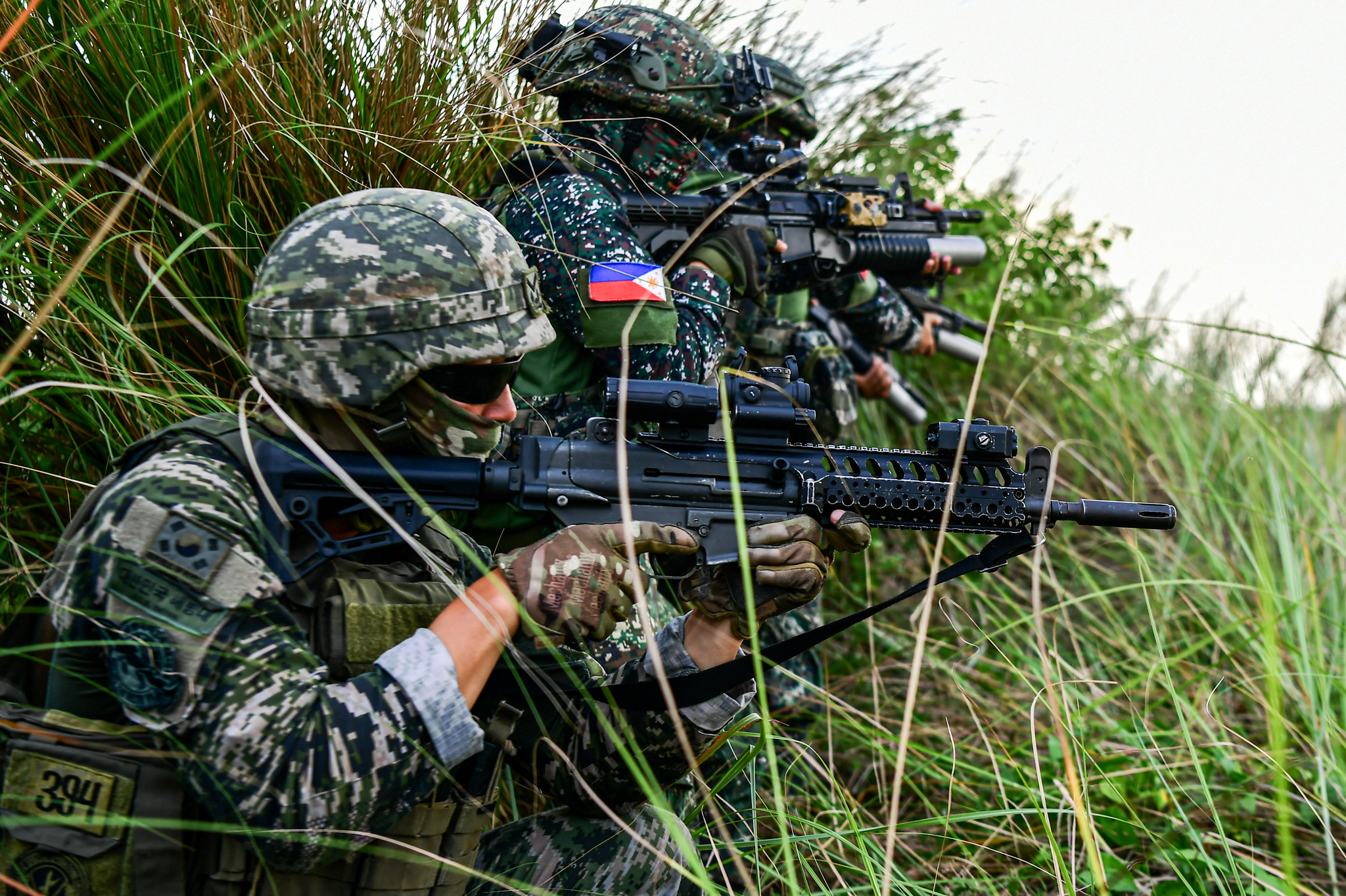 Marines participating in the 25th Kamandag exercise conduct a tactical maneuver drill with members of the Philippine Marine Corps on May 28 in the Luzon region of the Philippines. [NEWS1]