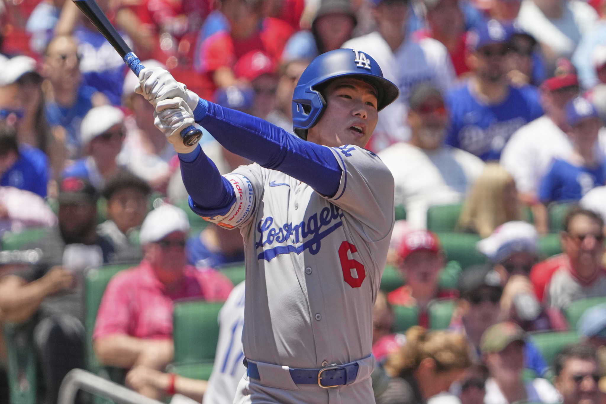 Los Angeles Dodgers infielder Kim Hye-seong follows through on a two-run triple during the second inning of an MLB game against the St. Louis Cardinals in St. Louis, Missouri, on June 8. [AP/YONHAP]