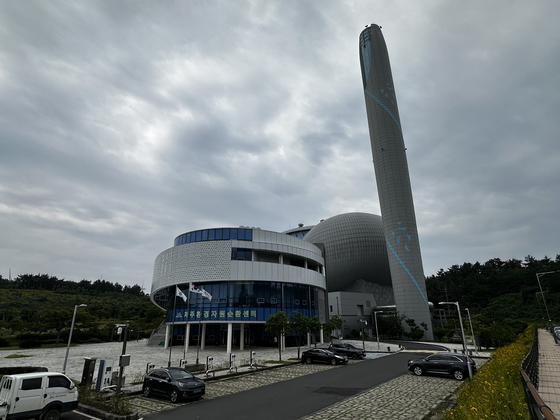 The Jeju Environmental Resource Recycle Center in Dongbok-ri, Gujwa-eup, Jeju City [JOONGANG ILBO]
