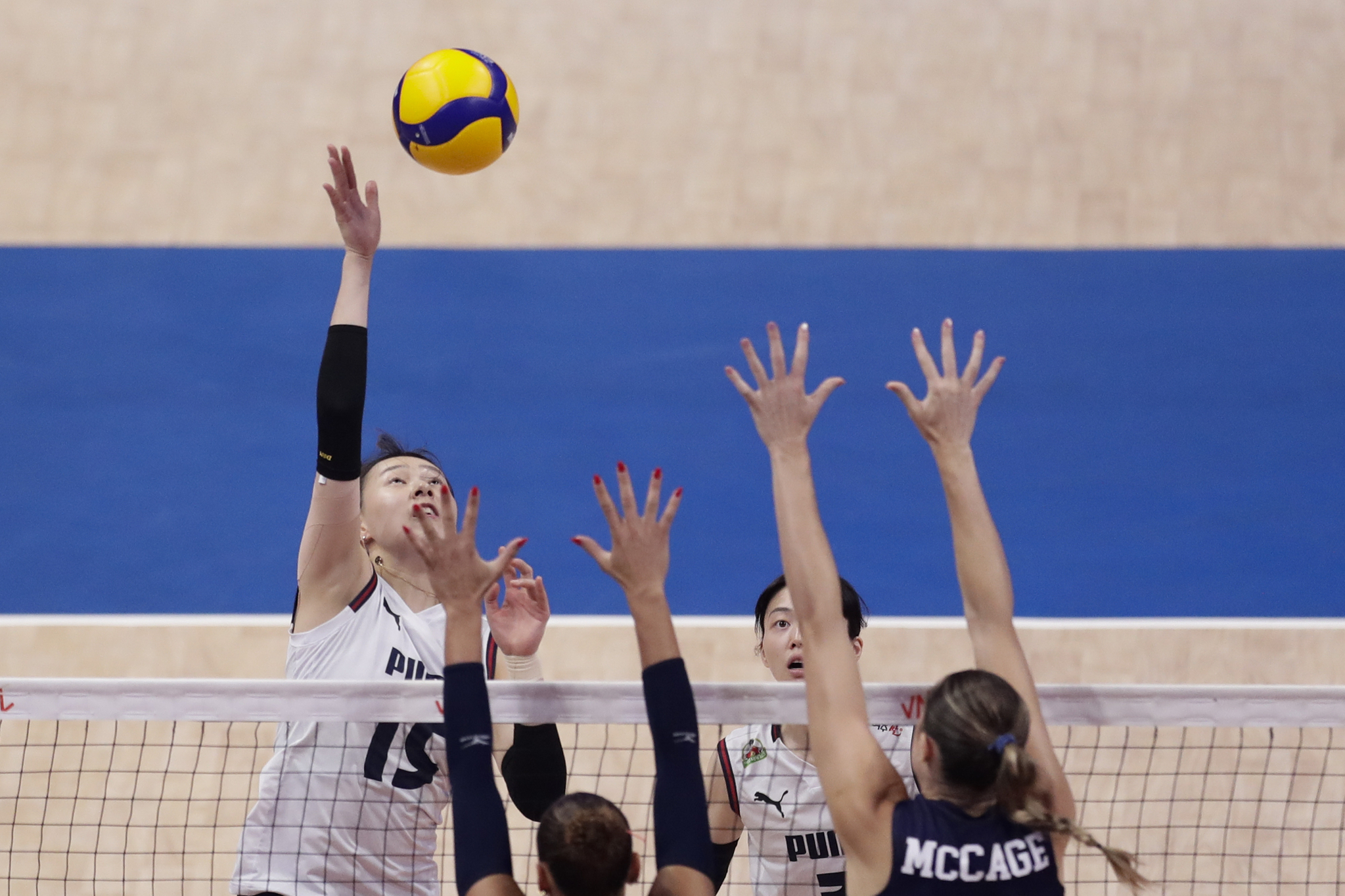 Korea's Lee Seon-woo, left, spikes the ball during a Volleyball Nations League match against the United States at Maracanazinho stadium in Rio de Janeiro, Brazil, on June 8. [AP/YONHAP] 