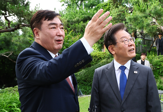 President Lee Jae-myung, right, then leader of the Democratic Party, visits the residence of then-Chinese Ambassador Xing Haiming in Seongbuk District, northern Seoul, on the afternoon of June 8, 2023, and tours the premises. [NEWS1]  