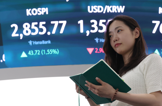 Korean bourse Kospi closes at 2,855.77, up 1.55 percent compared to the previous day, on June 9, continuing a rising streak since June 2. [YONHAP]